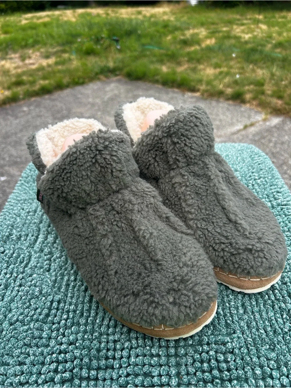 LL Bean Women’s Cozy Sherpa Slip-On Shoes in Dark Gray Slippers Size 9M